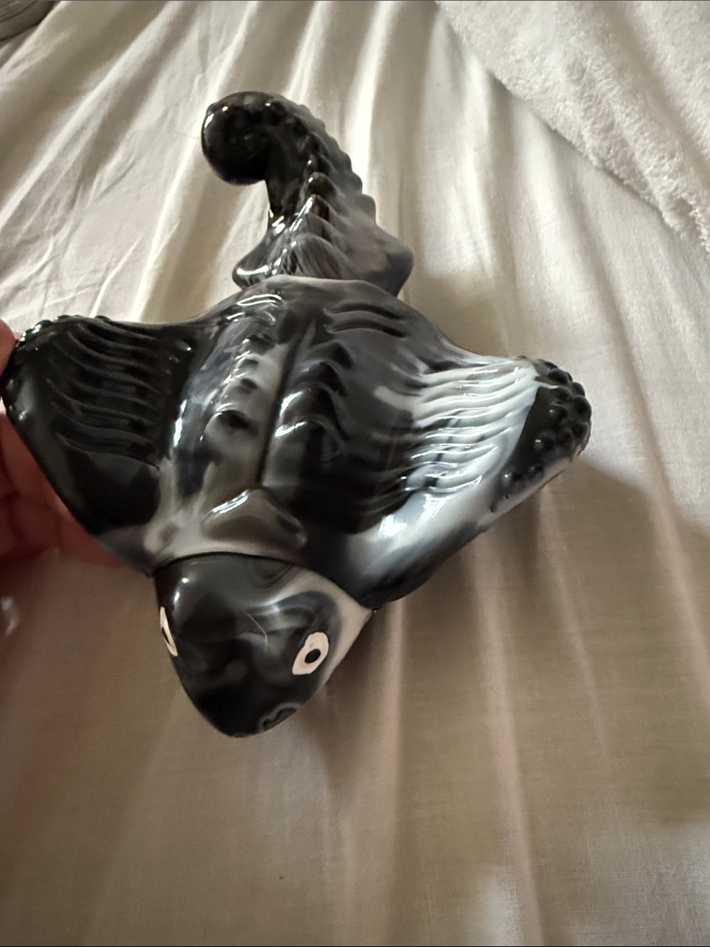 Black and White Ceramic Stingray Reptile Habitat Ornament